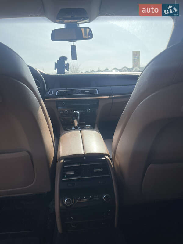 Седан BMW 7 Series 2010 в Дубровице