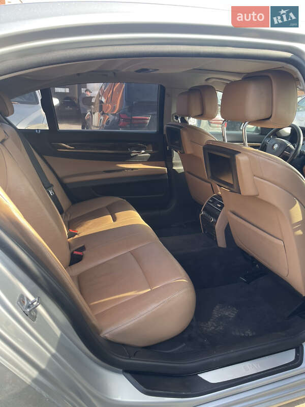 Седан BMW 7 Series 2010 в Дубровице