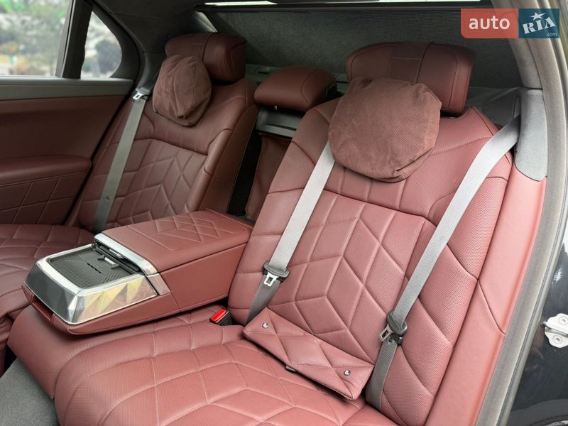 Седан BMW 7 Series 2023 в Львові