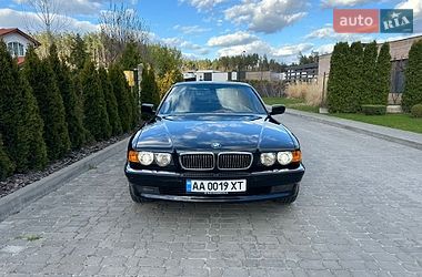 Седан BMW 7 Series 2000 в Стоянці