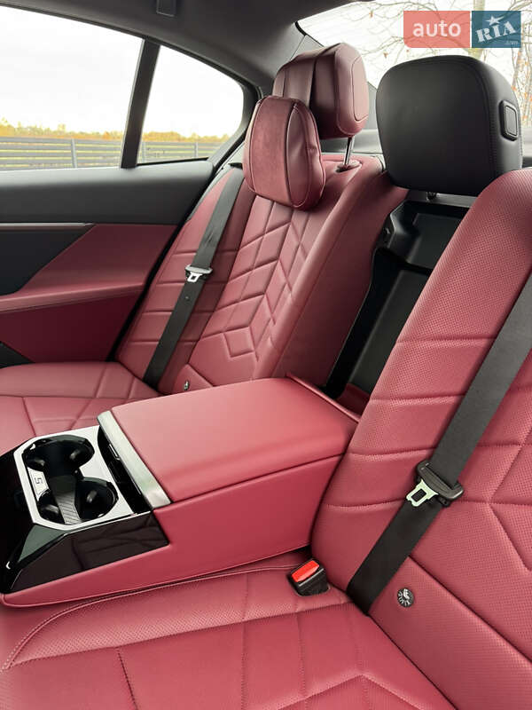 Седан BMW i5 2024 в Мукачевому