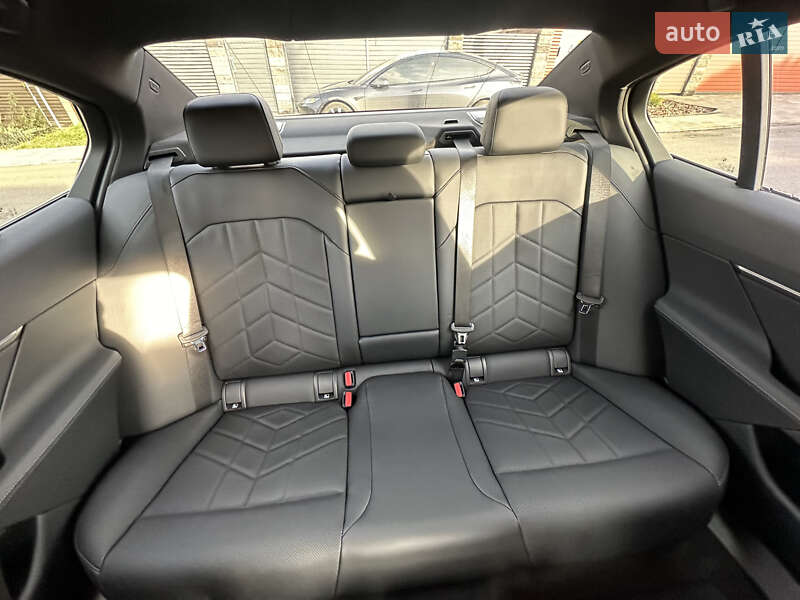 Седан BMW i5 2025 в Києві