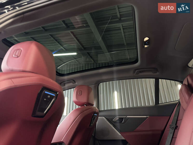 Седан BMW i5 2024 в Мукачево