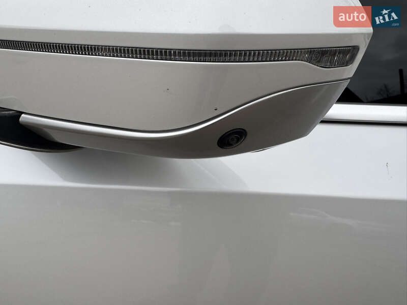 Седан BMW i5 2023 в Львове