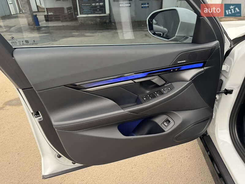 Седан BMW i5 2023 в Львове