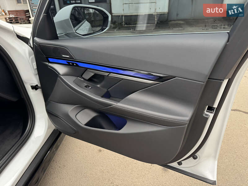 Седан BMW i5 2023 в Львове