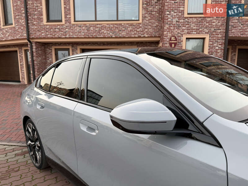 Седан BMW i5 2023 в Черновцах