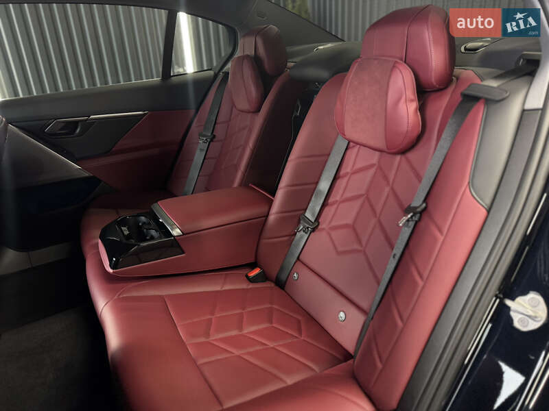 Седан BMW i5 2024 в Мукачево