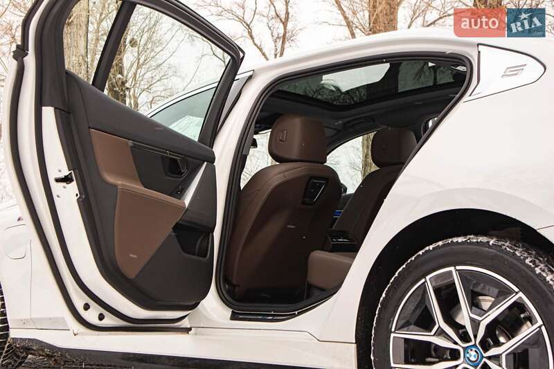 Седан BMW i5 2024 в Киеве