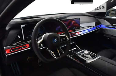 Седан BMW i7 2024 в Киеве