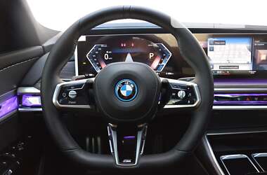 Седан BMW i7 2022 в Киеве