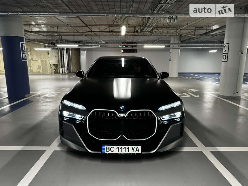 Седан BMW i7 2022 в Киеве