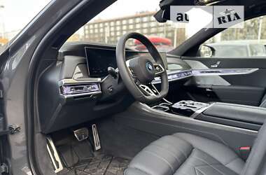 Седан BMW i7 2023 в Киеве