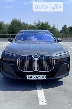 Седан BMW i7 2022 в Киеве