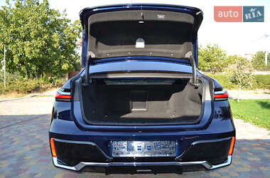 Седан BMW i7 2024 в 