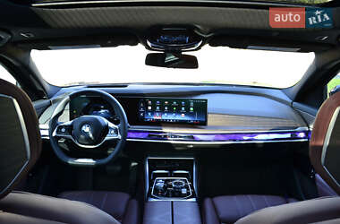 Седан BMW i7 2024 в 