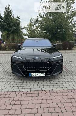 Седан BMW i7 2023 в Львові