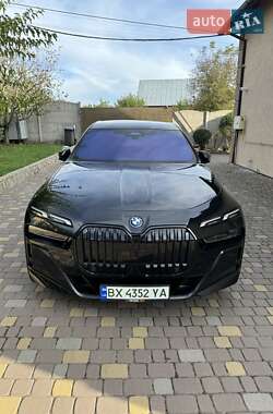 Седан BMW i7 2022 в Хмельницком