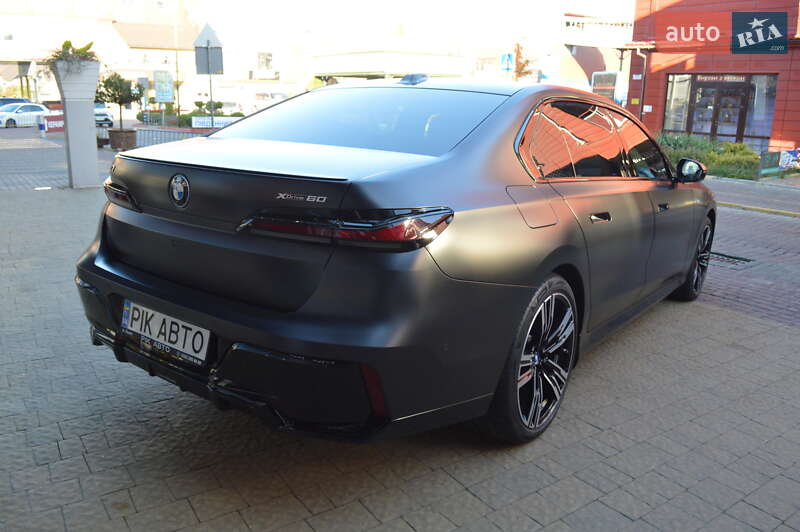 Седан BMW i7 2022 в Львове