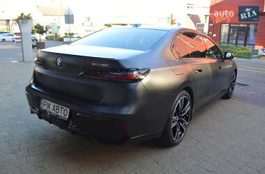Седан BMW i7 2022 в 