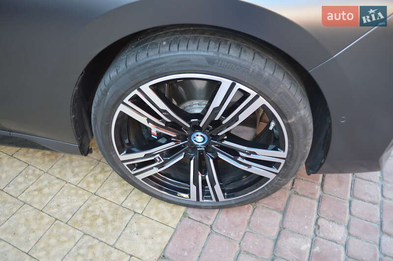 Седан BMW i7 2022 в Львове