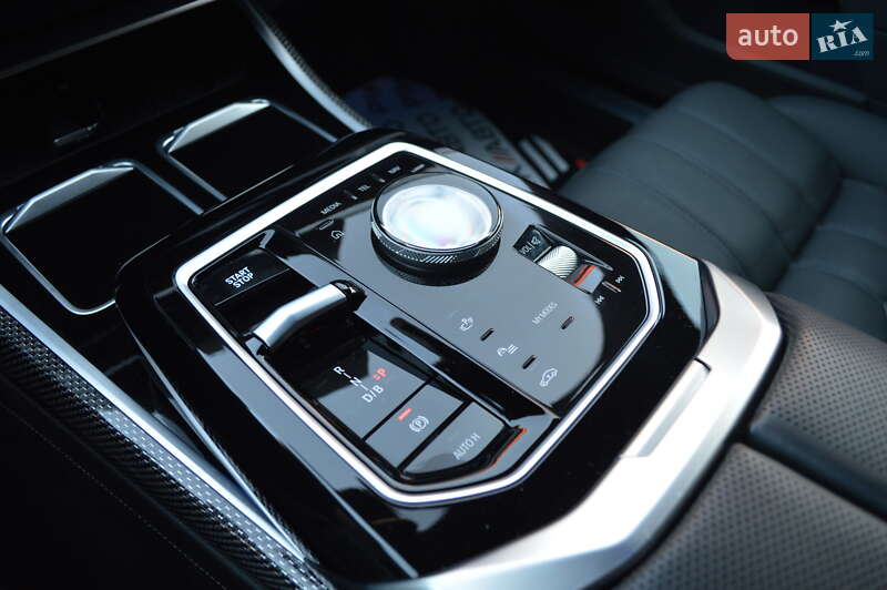Седан BMW i7 2022 в Львове