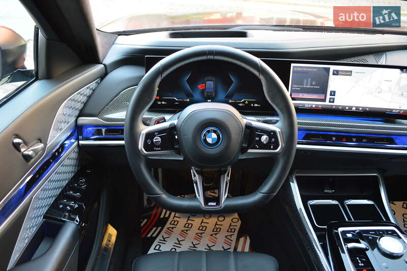 Седан BMW i7 2022 в Львове