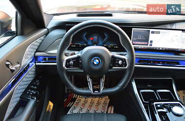 Седан BMW i7 2022 в 