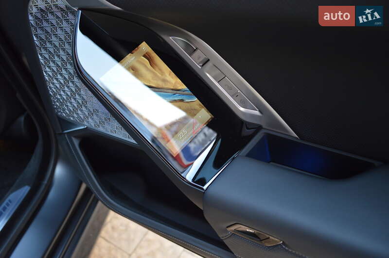 Седан BMW i7 2022 в Львове