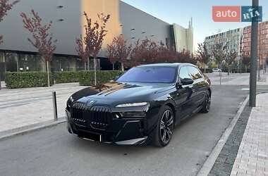 Седан BMW i7 2022 в Киеве