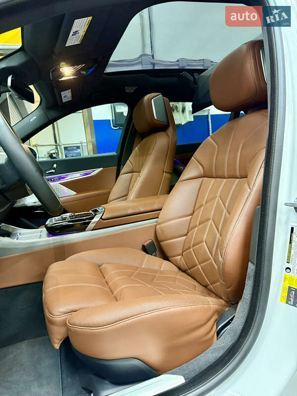 Седан BMW i7 2022 в Киеве