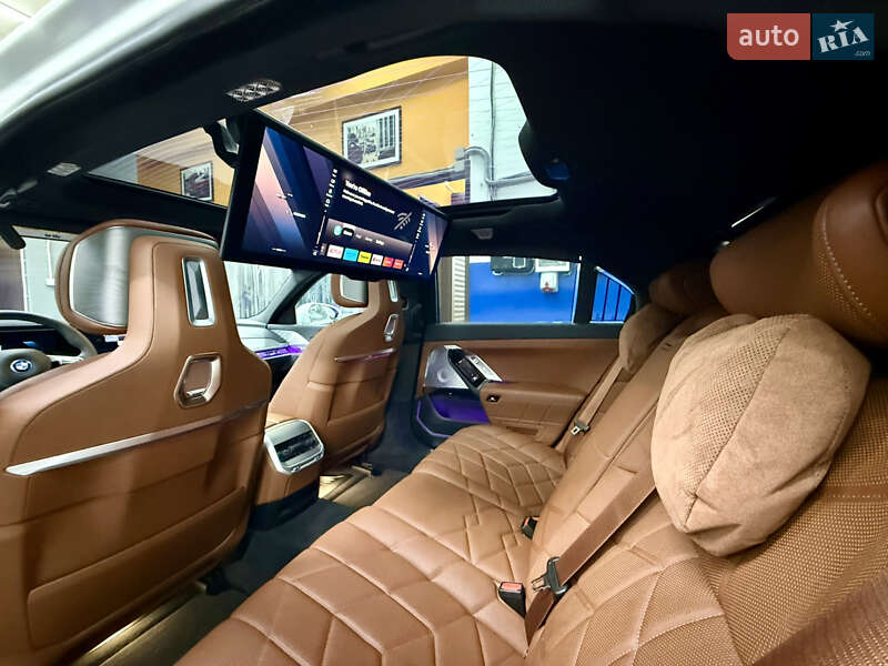 Седан BMW i7 2022 в Киеве