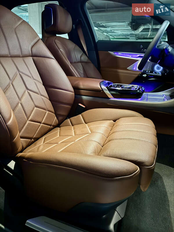 Седан BMW i7 2022 в Киеве