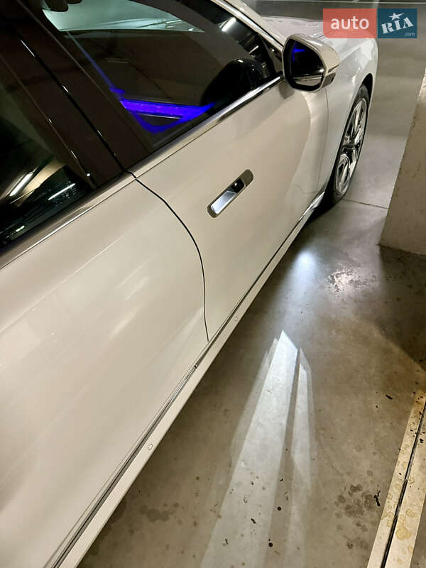 Седан BMW i7 2022 в Киеве
