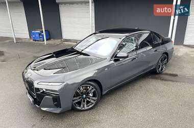 Седан BMW i7 2023 в Киеве