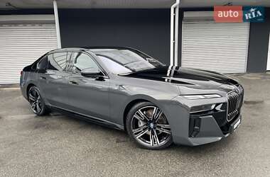 Седан BMW i7 2023 в Киеве