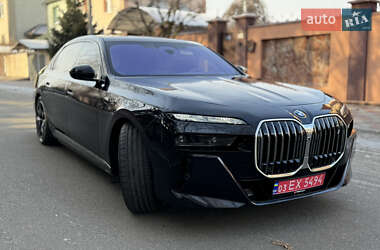 Седан BMW i7 2023 в 