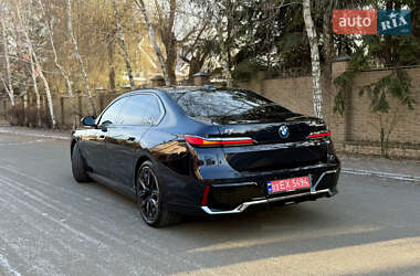 Седан BMW i7 2023 в 