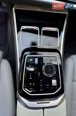 Седан BMW i7 2023 в 