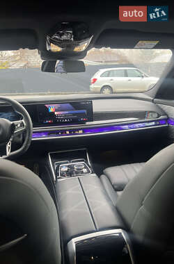 Седан BMW i7 2022 в 