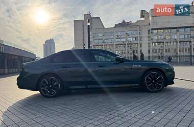 Седан BMW i7 2023 в Киеве