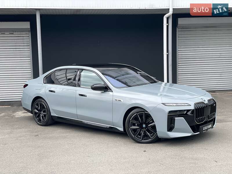 Седан BMW i7 2023 в 