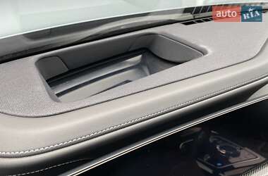 Седан BMW i7 2023 в 