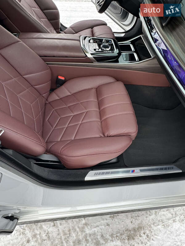 Седан BMW i7 2023 в Киеве