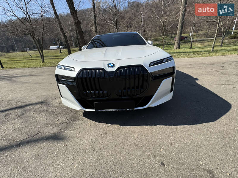 Седан BMW i7 2023 в Киеве