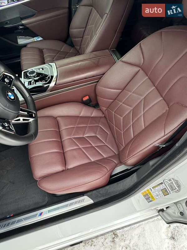 Седан BMW i7 2023 в Киеве