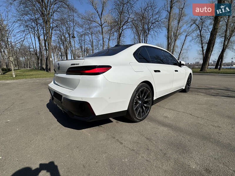 Седан BMW i7 2023 в Киеве
