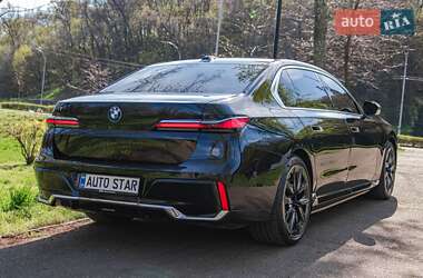 Седан BMW i7 2022 в 