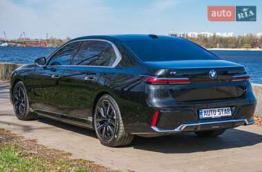 Седан BMW i7 2022 в 