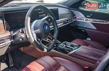 Седан BMW i7 2022 в 